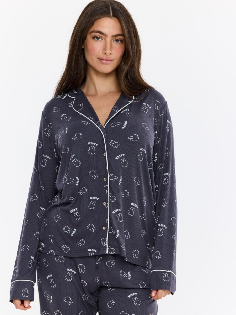 סט פיג'מה מכופתרת עם דוגמת ארנבים