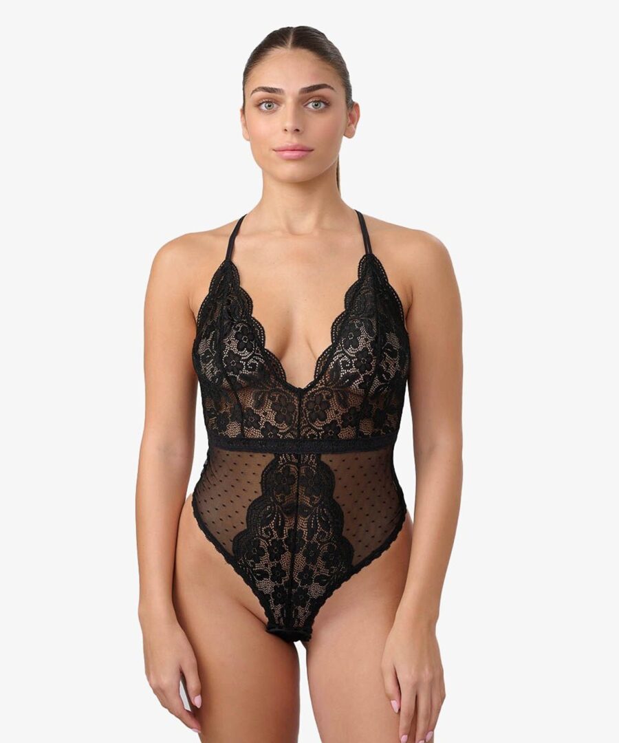 בגד גוף חוטיני מתחרה עם רשת נקודות