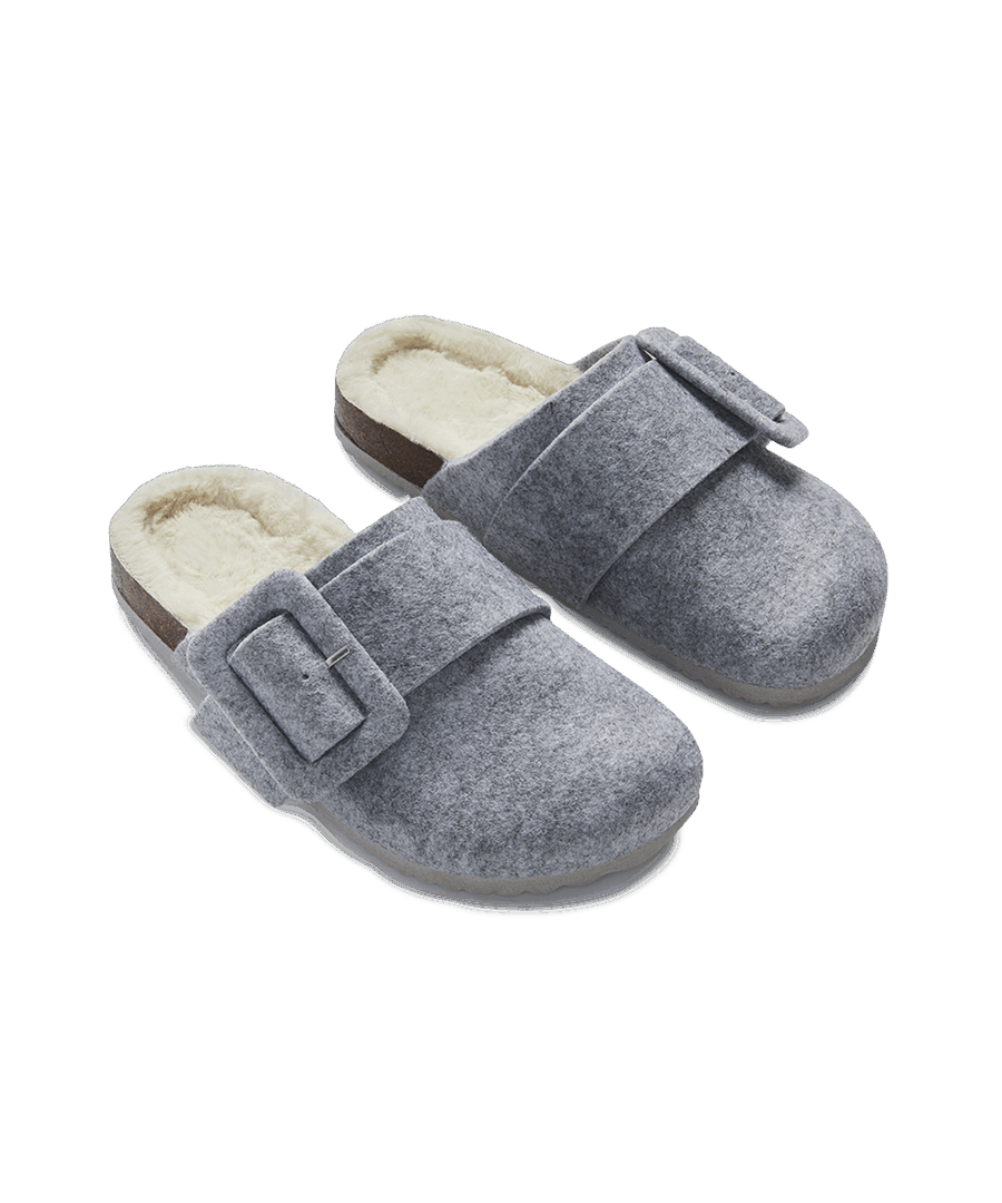 נעל בית סגורה עם אבזם ופרווה פנימית